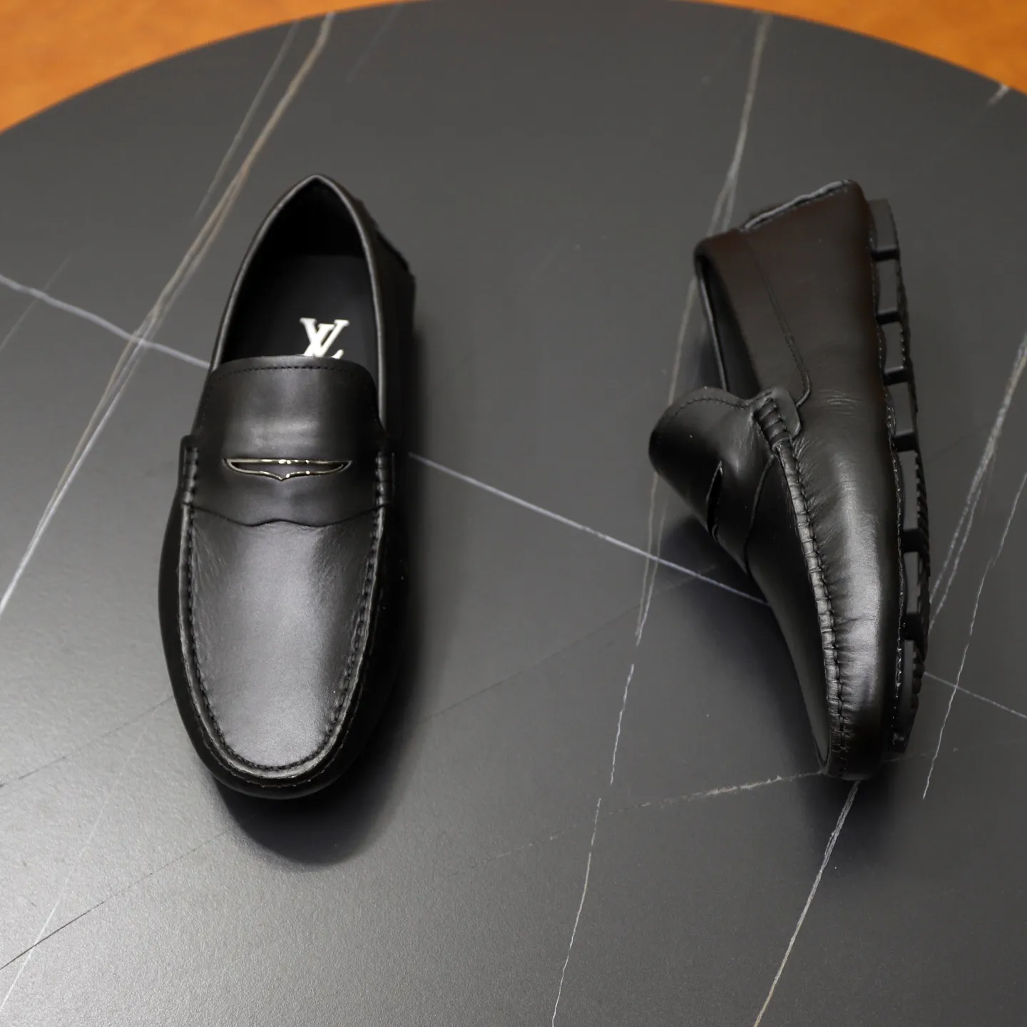 Ex-factory price: 480💰【LV】Louis Vuitton ⚠️High-end men’s driving and pedal series ⚠️38-44 (customized for 45) ⚠️All original cowhide leather! Thick and soft! Made entirely of calfskin lining! Rubber sheet anti-slip beanie sole! Three-dimensional package technology! Fashionable and classic! Handicrafts! Original high quality! Feel free to compare!